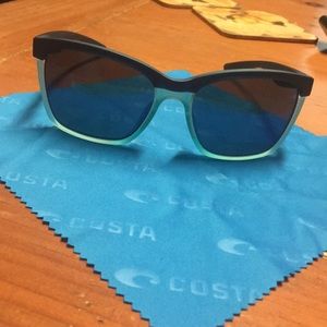 LIKE NEW Women’s Costa Sunglasses